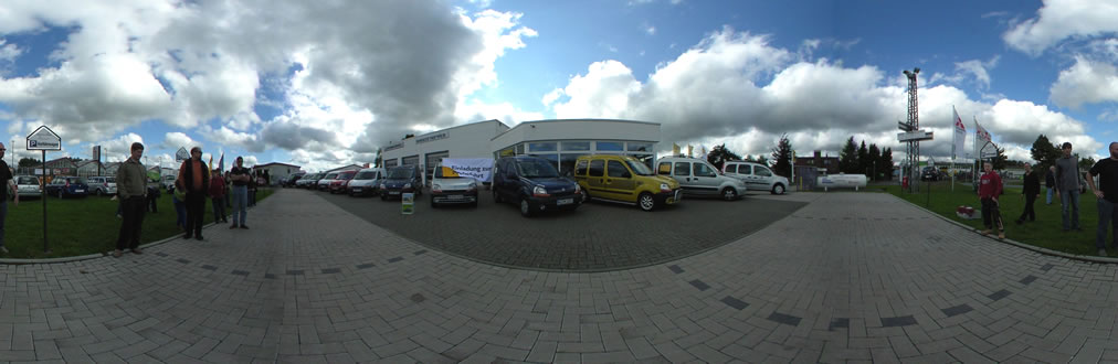 Kangoos vor dem Autohaus