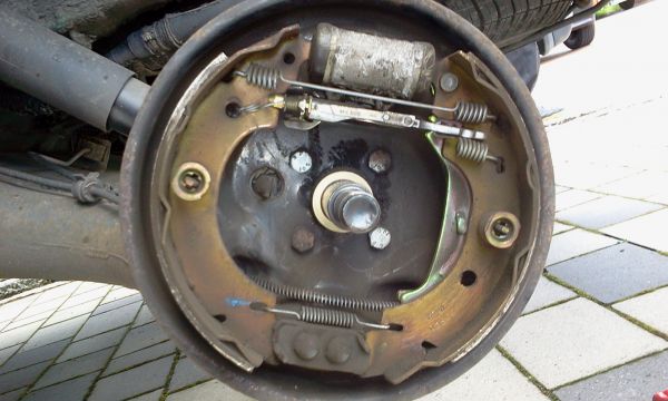 Замена колодок дисковых тормозных механизмов передних колес | Opel Corsa | Руководство Opel следует уделять